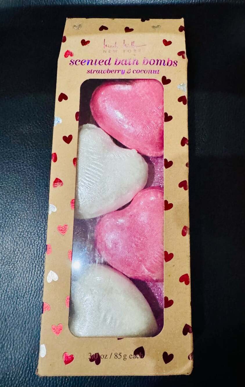 Nicole Miller NWT Scented Heart Bath Bombs Strawberry